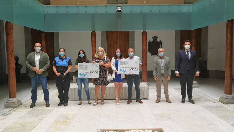 Momento de la entrega de la recaudación (Foto TA)